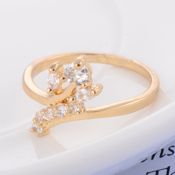 Gold Plated Crystal Fashion Circle Women Ring - Picture 2 of 3